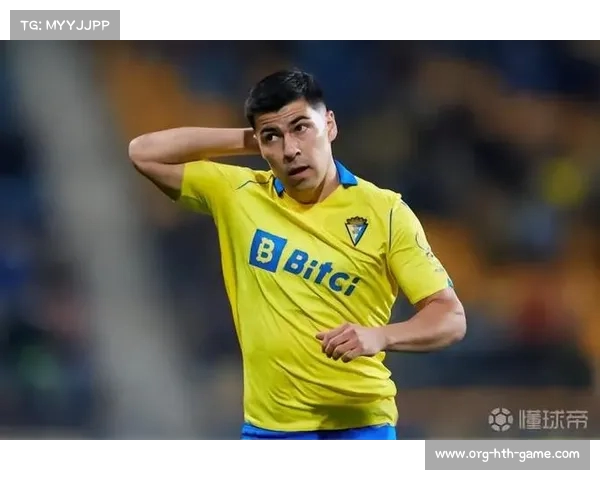 西甲联赛加的斯阿拉尔孔中场突破